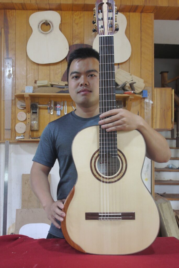 Người đứng sau những tiếng đàn guitar cổ điển say đắm 5 nghe_nhan_lam_dan