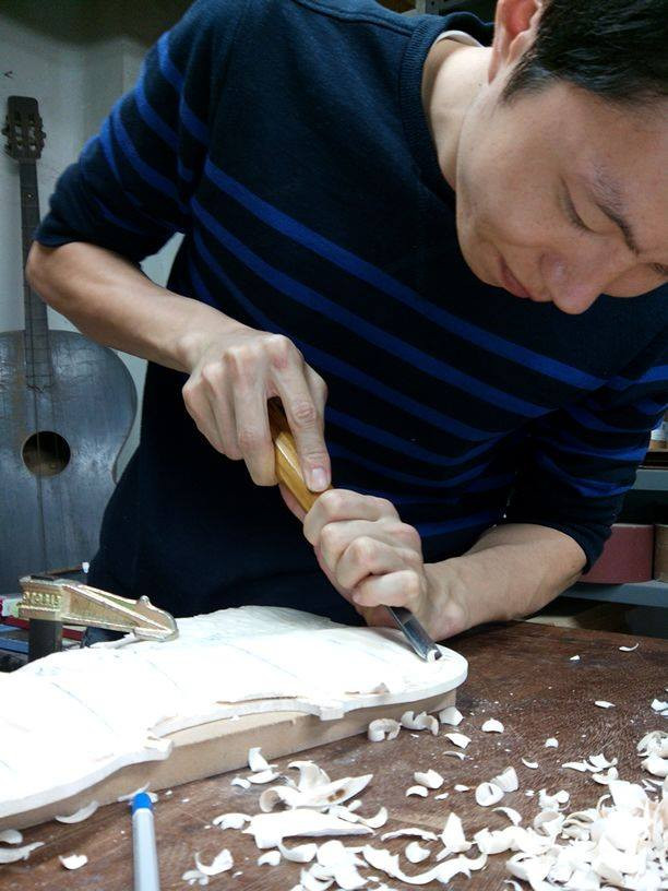 Người đứng sau những tiếng đàn guitar cổ điển say đắm 4 nghe_nhan_lam_dan
