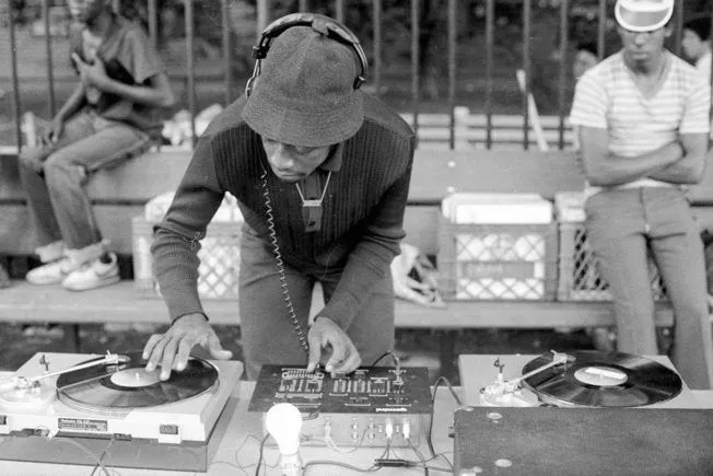 Hip-hop: Từ thể loại âm nhạc cho đến nền văn hóa 2 van_hoa_hip_hop