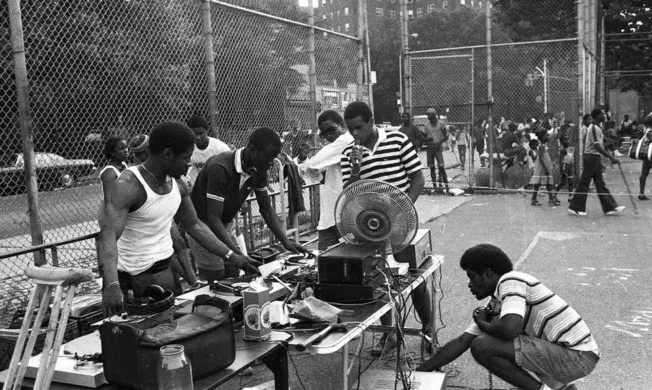 Hip-hop: Từ thể loại âm nhạc cho đến nền văn hóa 1 van_hoa_hip_hop