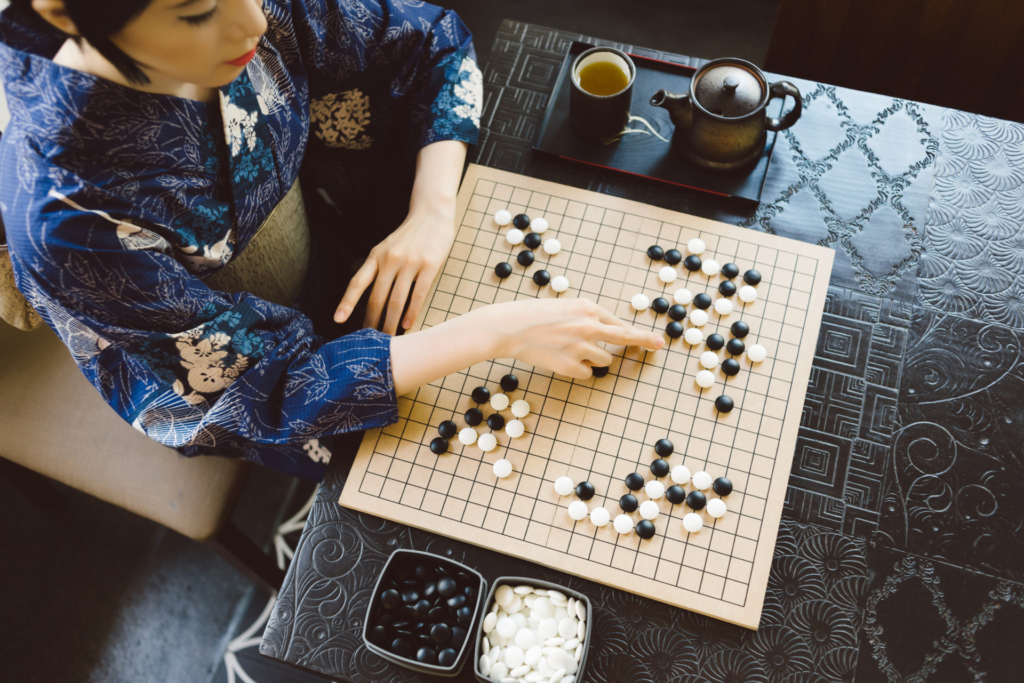 Sự hấp dẫn từ những quân cờ vây đen trắng 2 co_vay