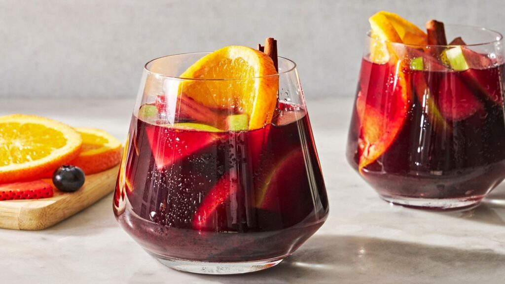 Top 8 loại cocktail mới lạ, độc đáo giải nhiệt mùa hè 2 Cocktail_voi_ruou_vang_do