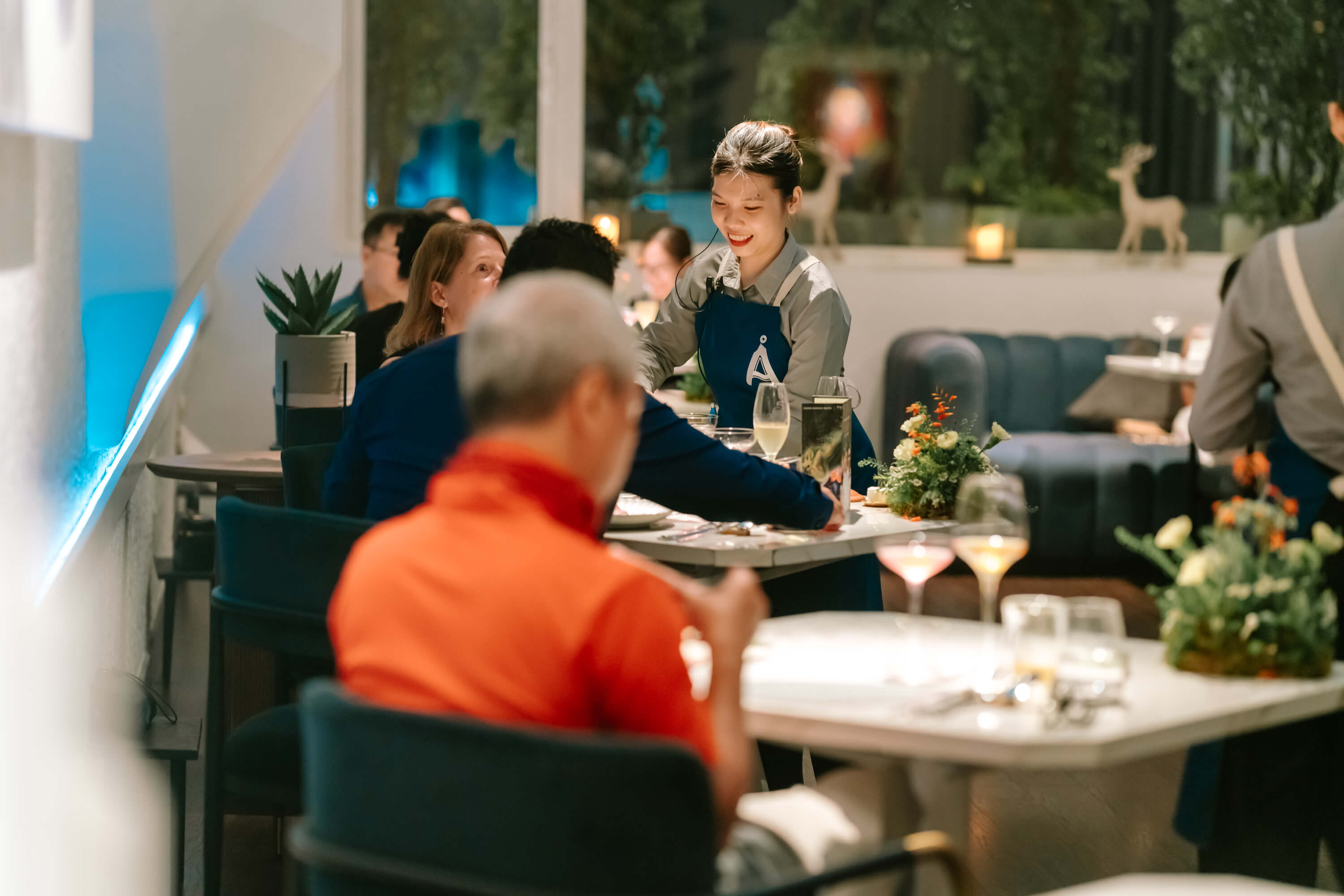 Fine Dining - Nghệ thuật ẩm thực hoàn hảo đến từng chi tiết 7 Chào đón thực khách bằng thái độ vui tươi, niềm nở, trân trọng