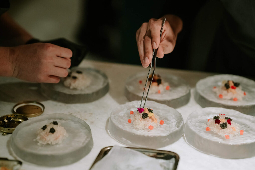 Fine Dining - Nghệ thuật ẩm thực hoàn hảo đến từng chi tiết 6 Đầu bếp tỉ mỉ từng chi tiết tạo nên món ăn hoàn chỉnh