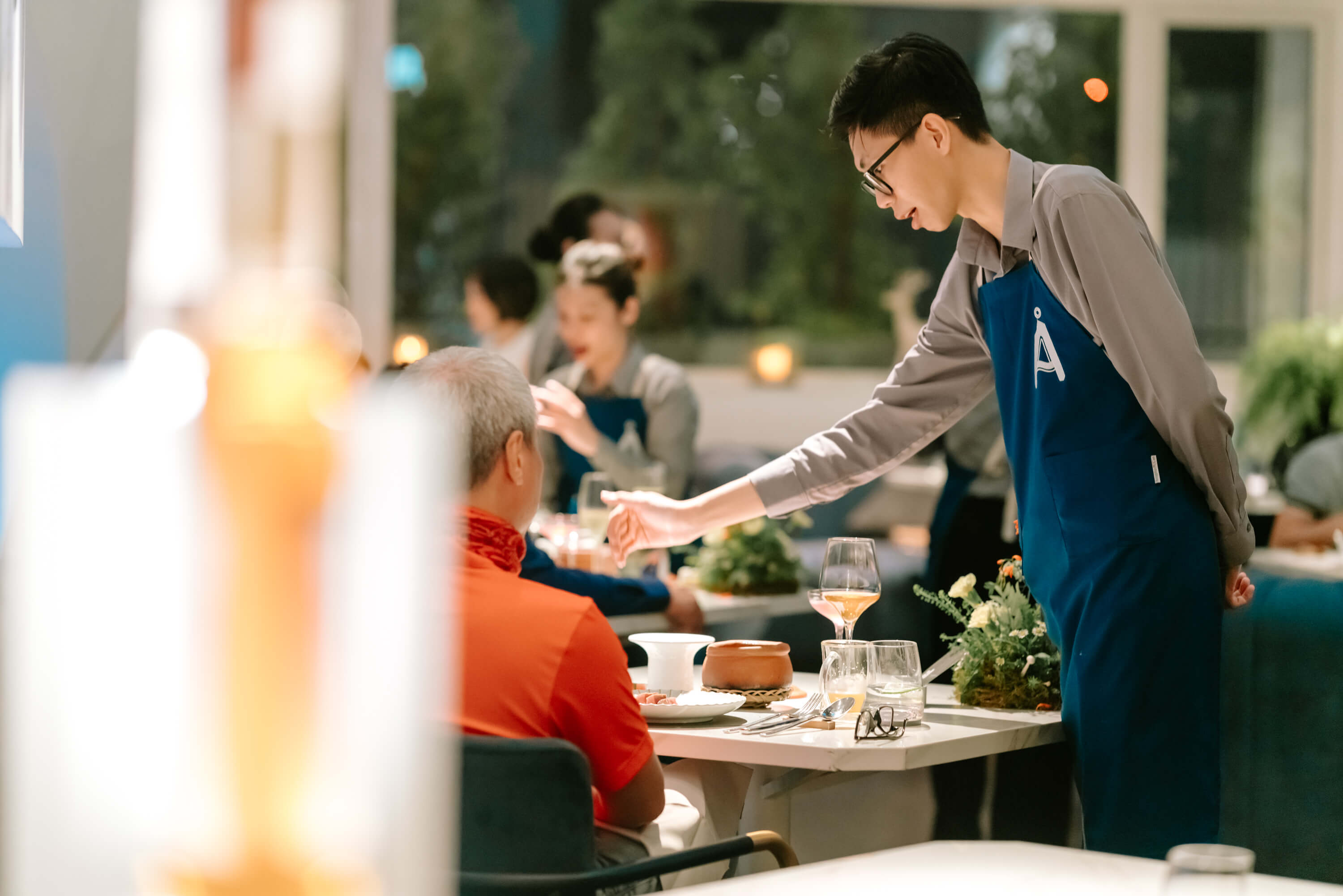 Fine Dining - Nghệ thuật ẩm thực hoàn hảo đến từng chi tiết 8 Nhân viên phục vụ niềm nở, nhiệt tình với thực khách