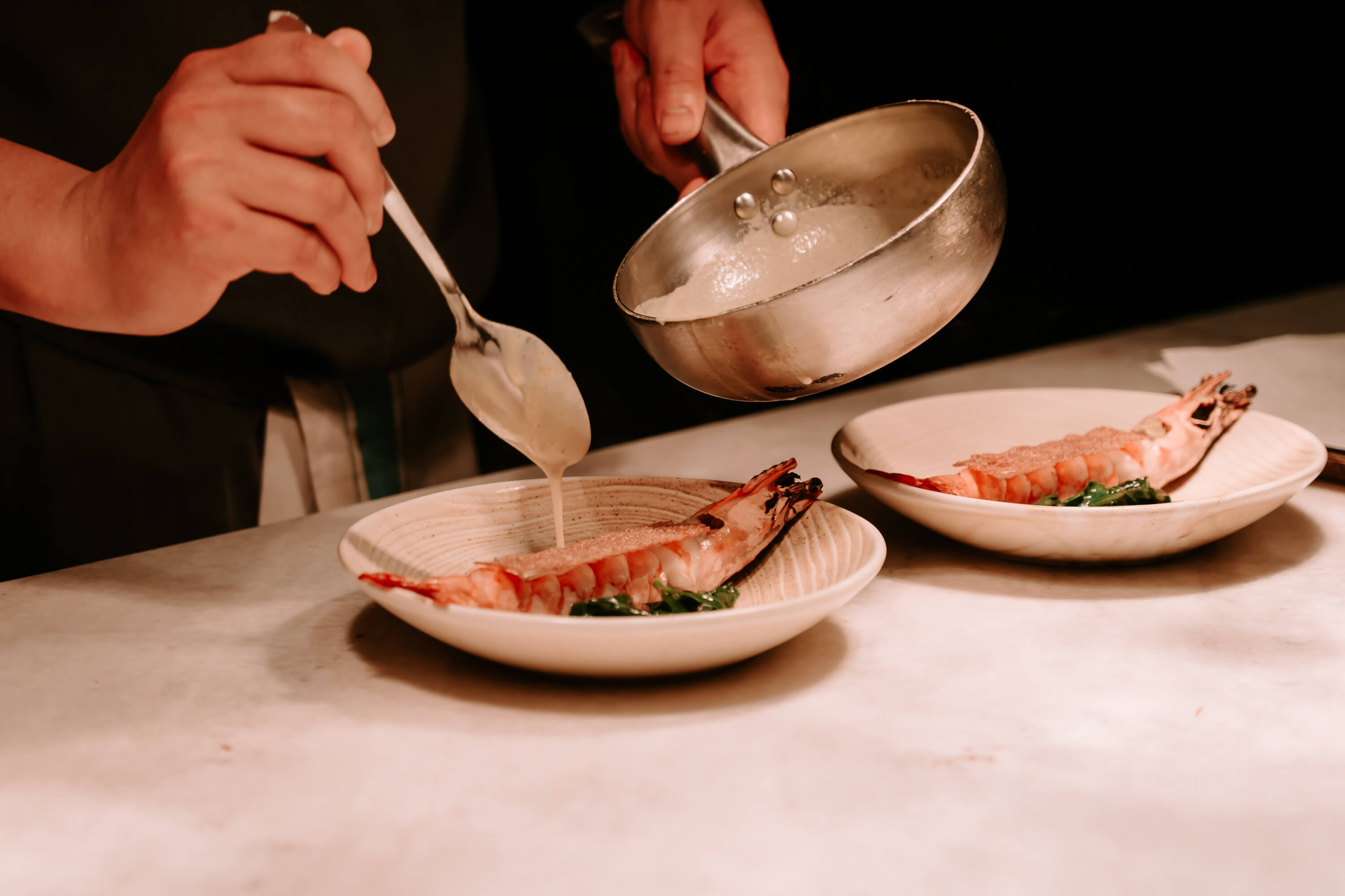 Fine Dining - Nghệ thuật ẩm thực hoàn hảo đến từng chi tiết 4 Phục vụ tận tâm, cẩn thận đến từng thực khách