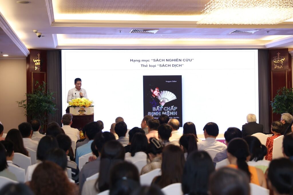 Giải Sách Hay 2024: Làm sống lại tinh thần đọc sách người Việt 3 PGS Đinh Hồng Hải chia sẻ về sách đạt giải hạng mục sách Nghiên cứu.