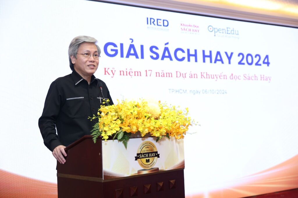 Giải Sách Hay 2024: Làm sống lại tinh thần đọc sách người Việt 2 Nhà hoạt động giáo dục Giản Tư Trung, Thành viên Hội đồng Trao giải, Trưởng Ban Tổ chức Giải Sách Hay phát biểu khai mạc.