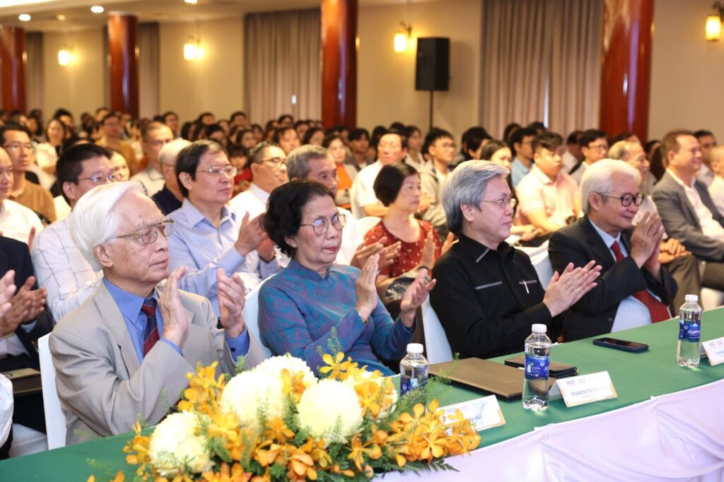Giải Sách Hay 2024: Làm sống lại tinh thần đọc sách người Việt 1 Giải Sách Hay và Dự án Khuyến đọc Khuyến Đọc với hành trình 17 năm bền bỉ thúc đẩy xu hướng đọc sách, viết sách, dịch sách và làm sách tiến bộ khắp mọi miền đất nước
