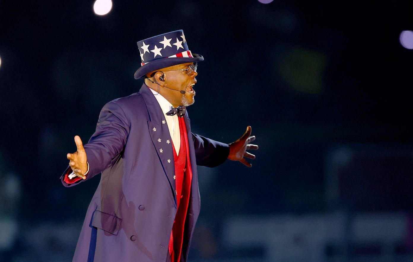 Vén màn 6 thông điệp ẩn trong màn trình diễn Super Bowl của Kendrick Lamar 2 Hình ảnh Samuel L. Jackson trong bộ vest đỏ, trắng, xanh cùng chiếc mũ chóp cao. Ảnh: Getty/Gregory Shamus