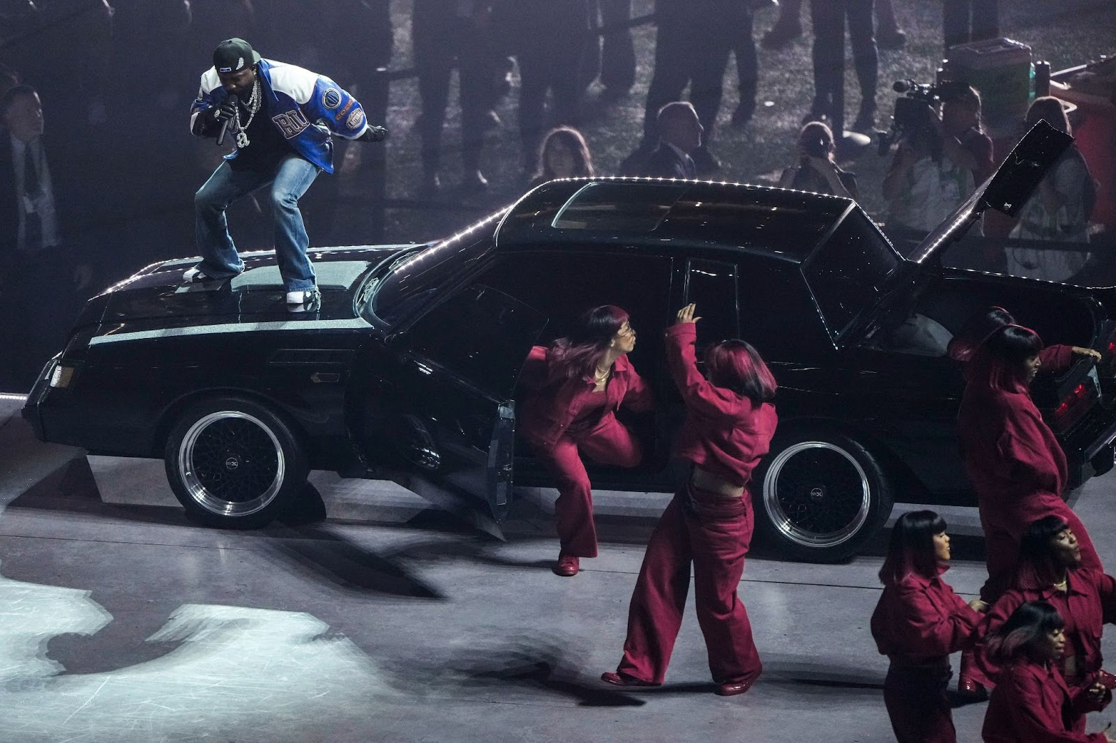 Vén màn 6 thông điệp ẩn trong màn trình diễn Super Bowl của Kendrick Lamar 3 Màn trình diễn Super Bowl Halftime Show 2025. Ảnh: AP