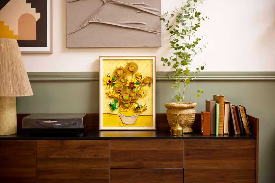 Bộ Lego Hoa Hướng Dương - Góc hoài niệm về họa sĩ Vincent Van Gogh 2 Bộ Lego Hoa Hướng Dương gồm 2.615 mảnh ghép được hoàn thiện.