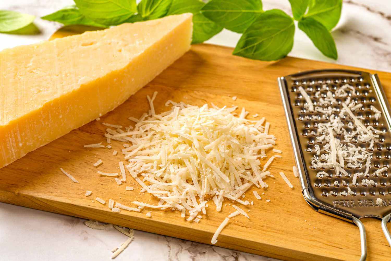 Umami là gì? Umami có trong những thực phẩm nào? 4 Phô mai Parmesan - Nguyên liệu giàu umami trong ẩm thực phương Tây.