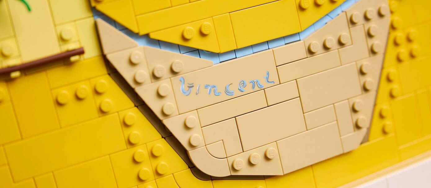 Bộ Lego Hoa Hướng Dương - Góc hoài niệm về họa sĩ Vincent Van Gogh 4 Cận cảnh viên gạch nhỏ mang chữ ký của Vincent Van Gogh.