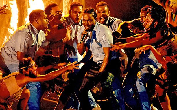 Vén màn 6 thông điệp ẩn trong màn trình diễn Super Bowl của Kendrick Lamar 5 Hình ảnh buổi trình diễn của Lamar tại lễ trao giải Grammy 2016. Ảnh: Kevin Winter