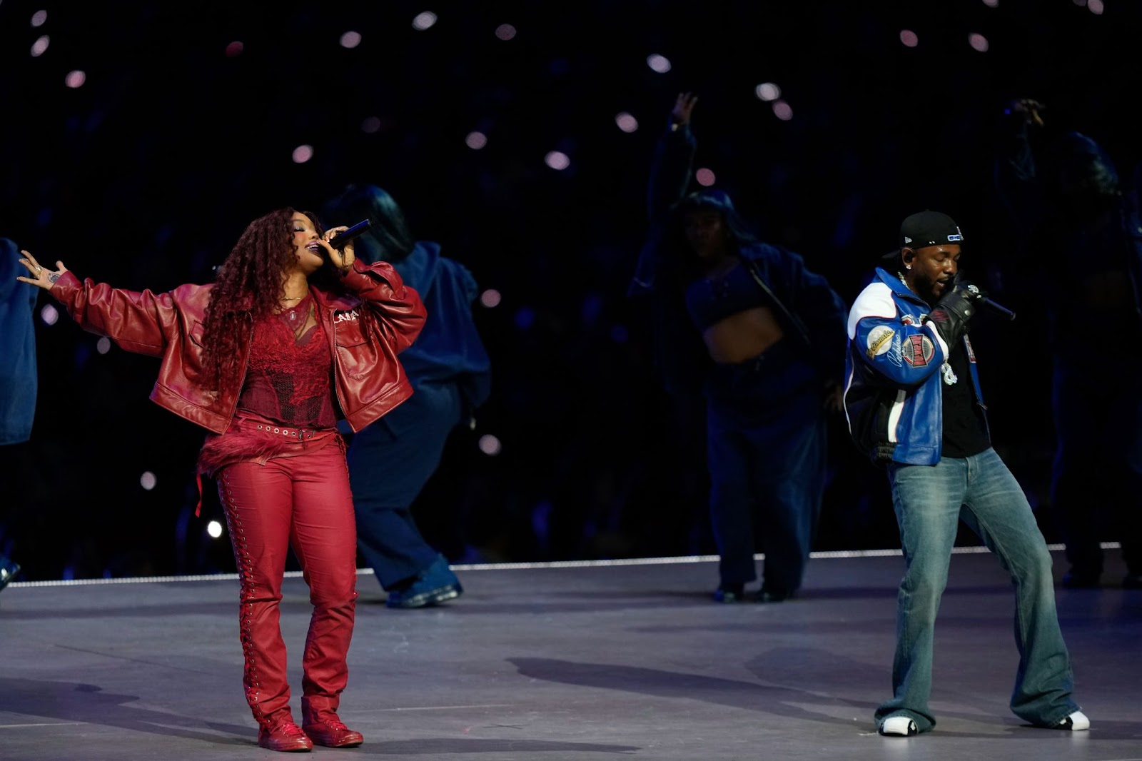 Vén màn 6 thông điệp ẩn trong màn trình diễn Super Bowl của Kendrick Lamar 7 Anh thể hiện màn trình diễn bằng cả tâm huyết. Ảnh: AP