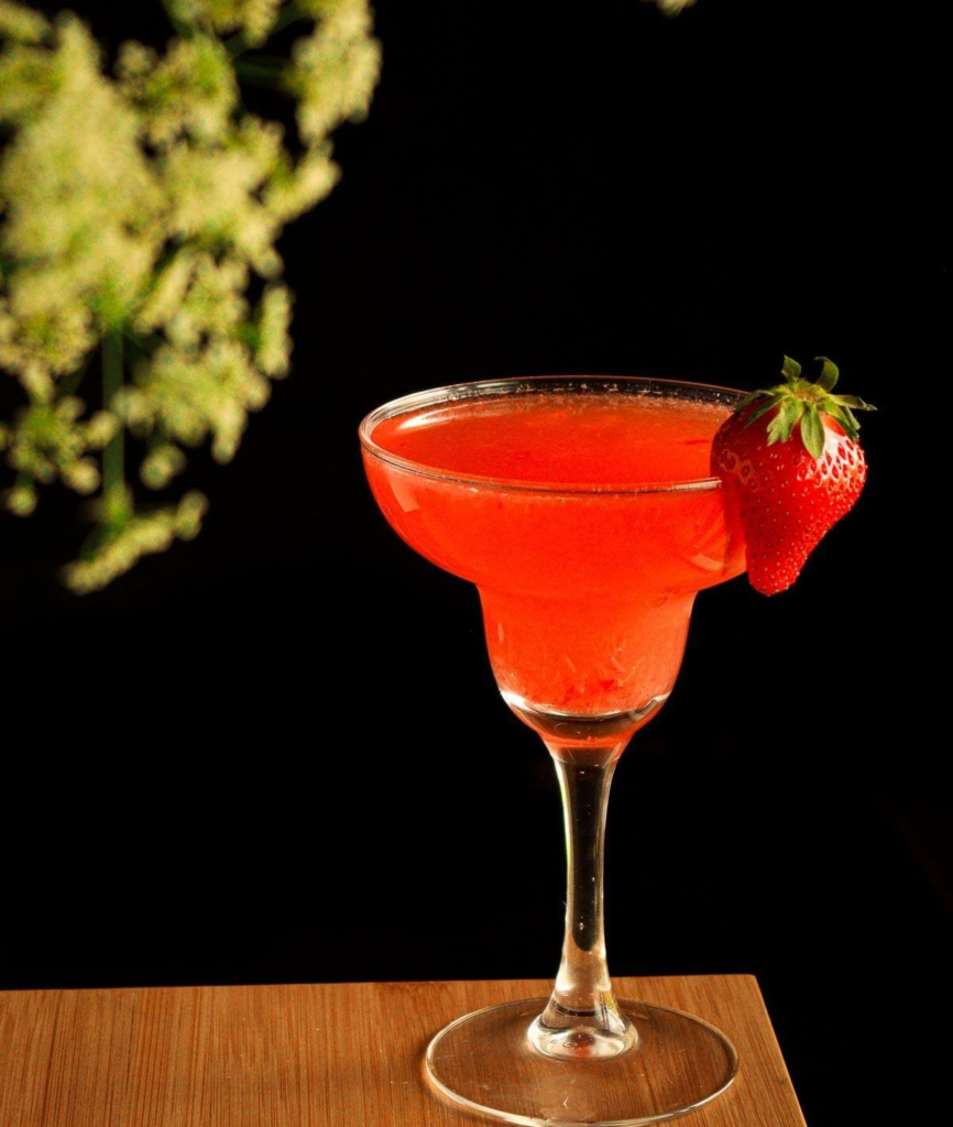 7 loại cocktail 'sưởi ấm' hương vị yêu thương trong bạn 6 Strawberry Heart Margarita - Ly cocktail gói trọn niềm vui tình yêu. Ảnh: pinkhairedpastrychef.com