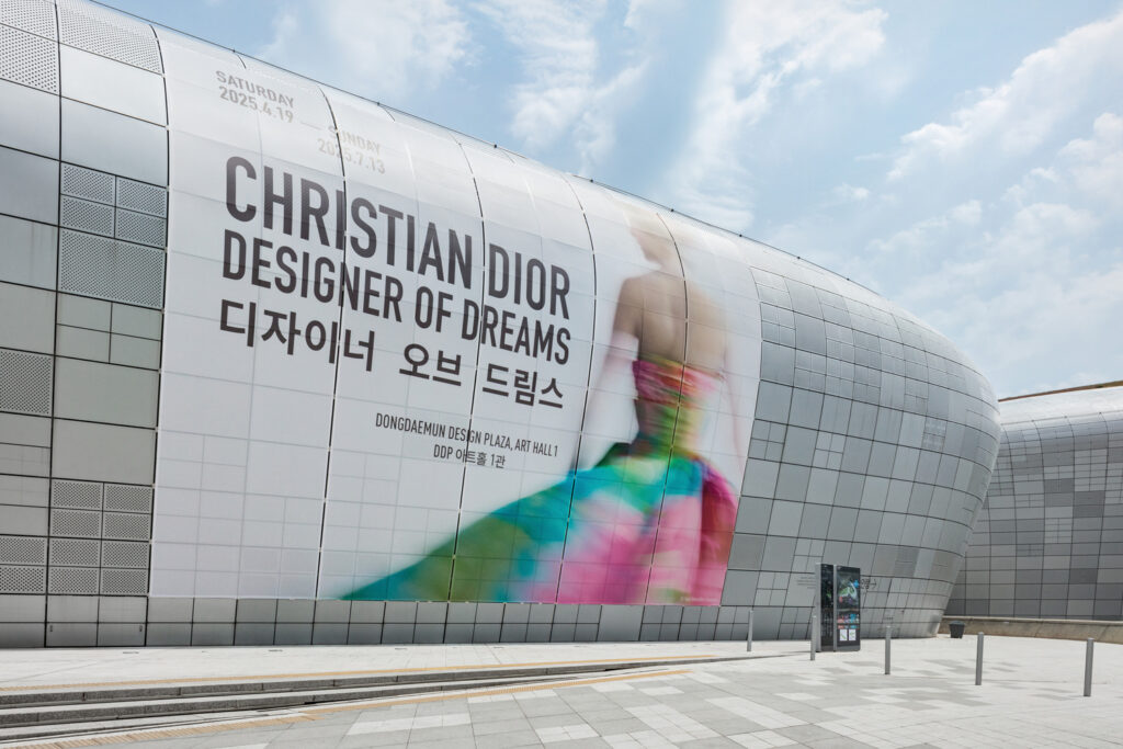 Christian Dior: Designer of Dreams - khi thời trang đối thoại cùng di sản Hàn Quốc 2 Không gian bên ngoài triển lãm Christian Dior: Designer of Dreams.