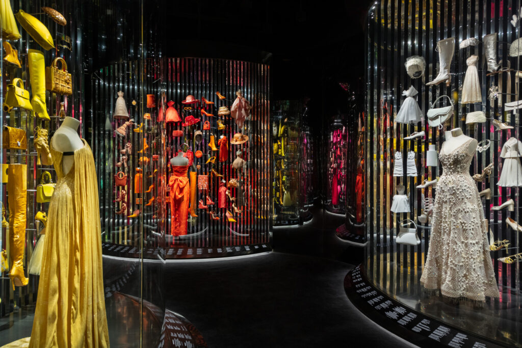 Christian Dior: Designer of Dreams - khi thời trang đối thoại cùng di sản Hàn Quốc 9 christian dior designer of dreams opens at seoul with exhibition design by oma 12