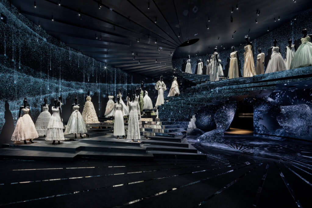 Christian Dior: Designer of Dreams - khi thời trang đối thoại cùng di sản Hàn Quốc 8 christian dior designer of dreams opens at seoul with exhibition design by oma 19