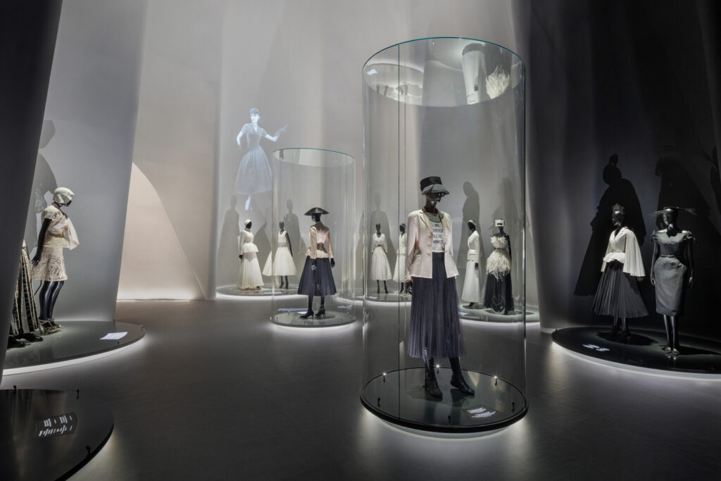 Christian Dior: Designer of Dreams - khi thời trang đối thoại cùng di sản Hàn Quốc 3 Triển lãm Christian Dior: Designer of Dreams được thiết kế bởi OMA bên trong hội trường rộng lớn của Dongdaemun Design Plaza.