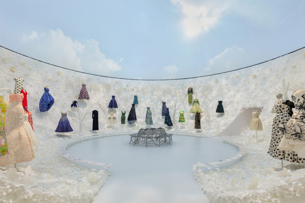 Christian Dior: Designer of Dreams - khi thời trang đối thoại cùng di sản Hàn Quốc 5 “The Garden”: Vườn mộng Dior qua nghệ thuật giấy tinh xảo.