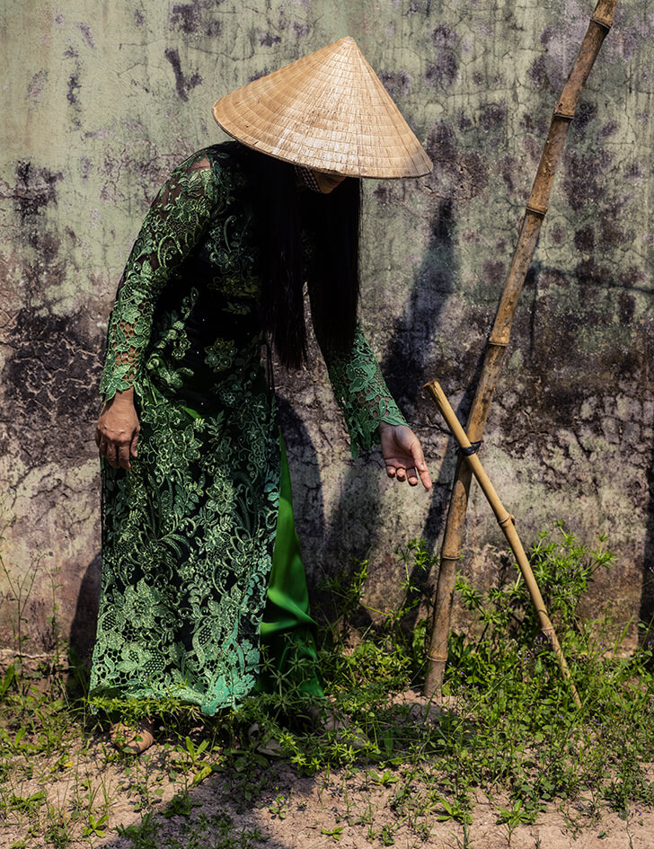 ‘Mối Giao Cảm Giữa Người và Động Vật’ - Góc Nhìn Mới Của Tina Merandon 2 Tác phẩm 'Áo dài trong vườn An Bình' tại triển lãm 'Mối giao cảm giữa người và động vật'