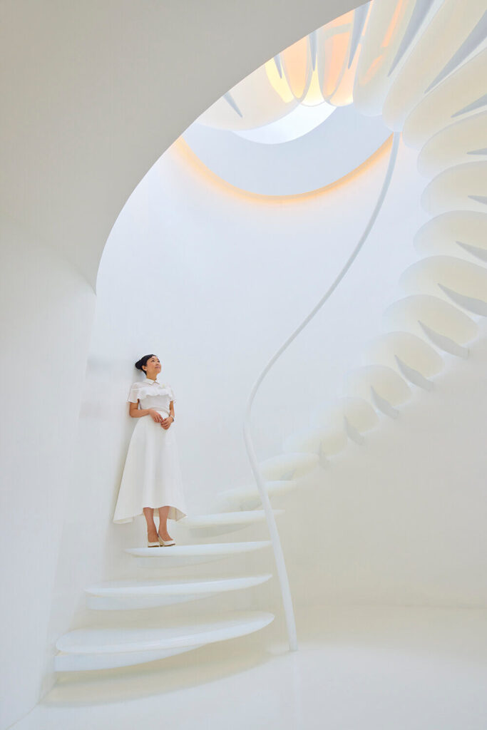 Nghệ sĩ Mariko Mori suy tưởng trong chính công trình 'Yuputira House'